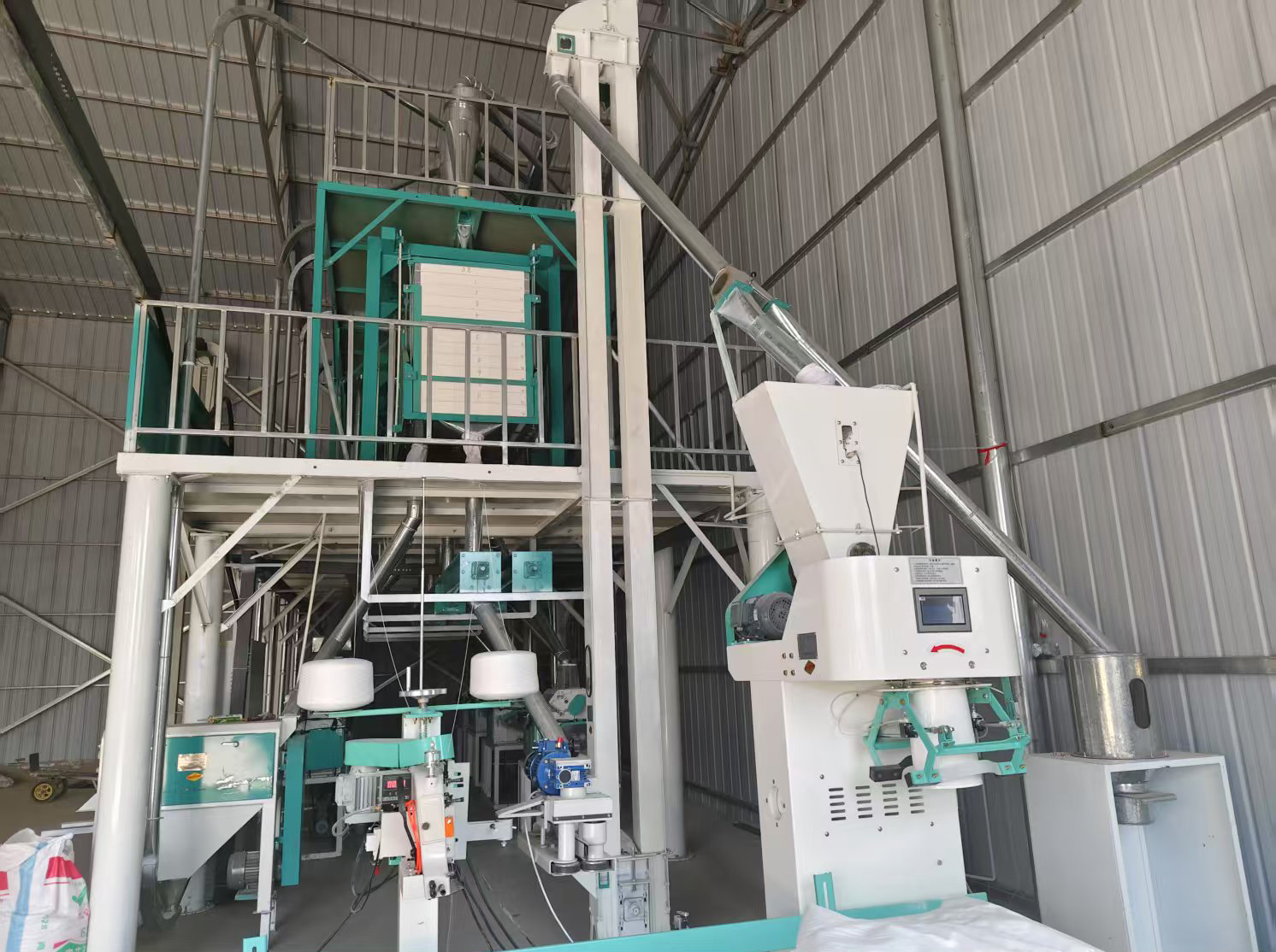 內(nèi)蒙通遼開(kāi)魯縣40噸面粉機(jī)生產(chǎn)線(xiàn)